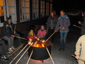 Lagerfeuer mit Stockbrotbacken