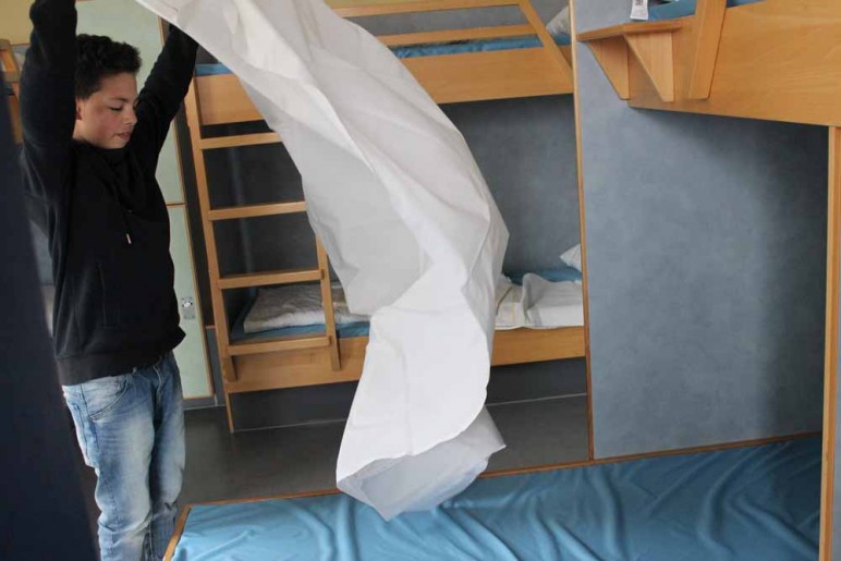 Betten beziehen in der Jugendherberge: Ilyas gibt Tipps für Kinder