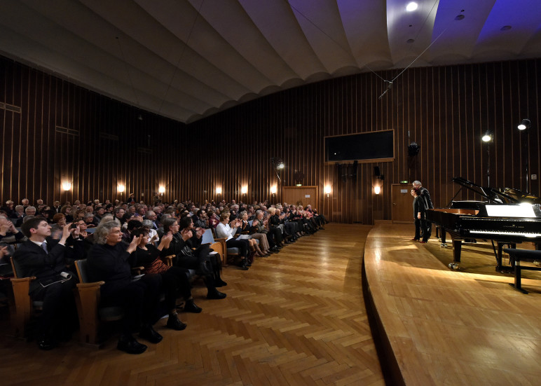 Bremen Alter Sendesaal Bremen Klavierwettbewerb 2016 20.02.2016 - 01.03.2016 ErAi??fnungskonzert mit anschließendem Empfang Yaara Tal und Andreas Groethuysen erAi??ffnen am 20.02.2016 im Sendesaal den EuropAi??ischen Klavierwettbewerb Die israelische Pianistin Yaara Tal und ihr deutscher Partner Andreas Groethuysen bilden eines der weltweit führenden Klavierduos und konzertieren in den renommiertesten Veranstaltungsreihen und KonzerthAi??usern. 2016 erAi??ffnen sie den 15. EuropAi??ischen Klavierwettbewerb Bremen mit Werken für zwei Klaviere als auch vierhAi??ndiges Spiel an einem FlA?gel von W.A. Mozart, C. Debussy und Franz Schubert.